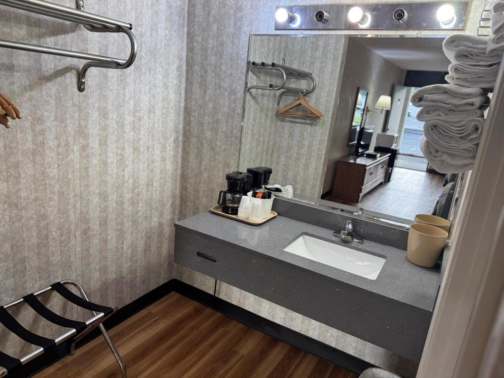 Riverfront Lodge Burkesville Экстерьер фото